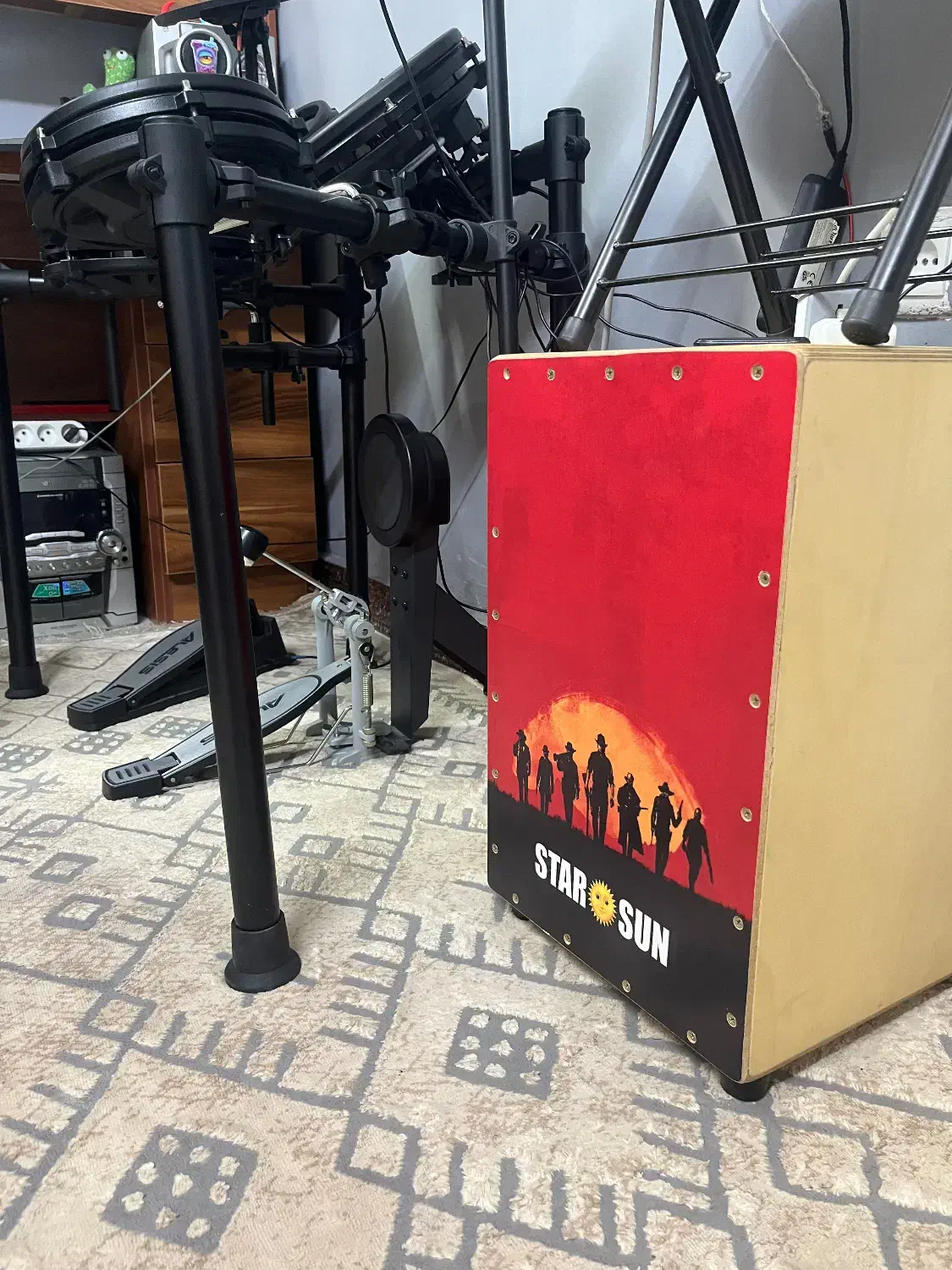 کاخن طرح دار|سازهای بادی|رشت, حمیدیان|دیوار