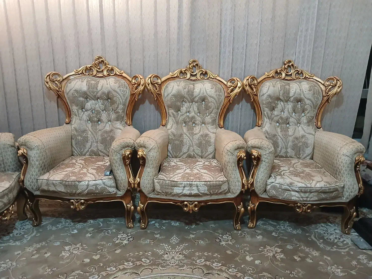 مبل 9نفره سلطنتی|مبلمان خانگی و میز عسلی|شاهین‌شهر, حافظ شمالی|دیوار