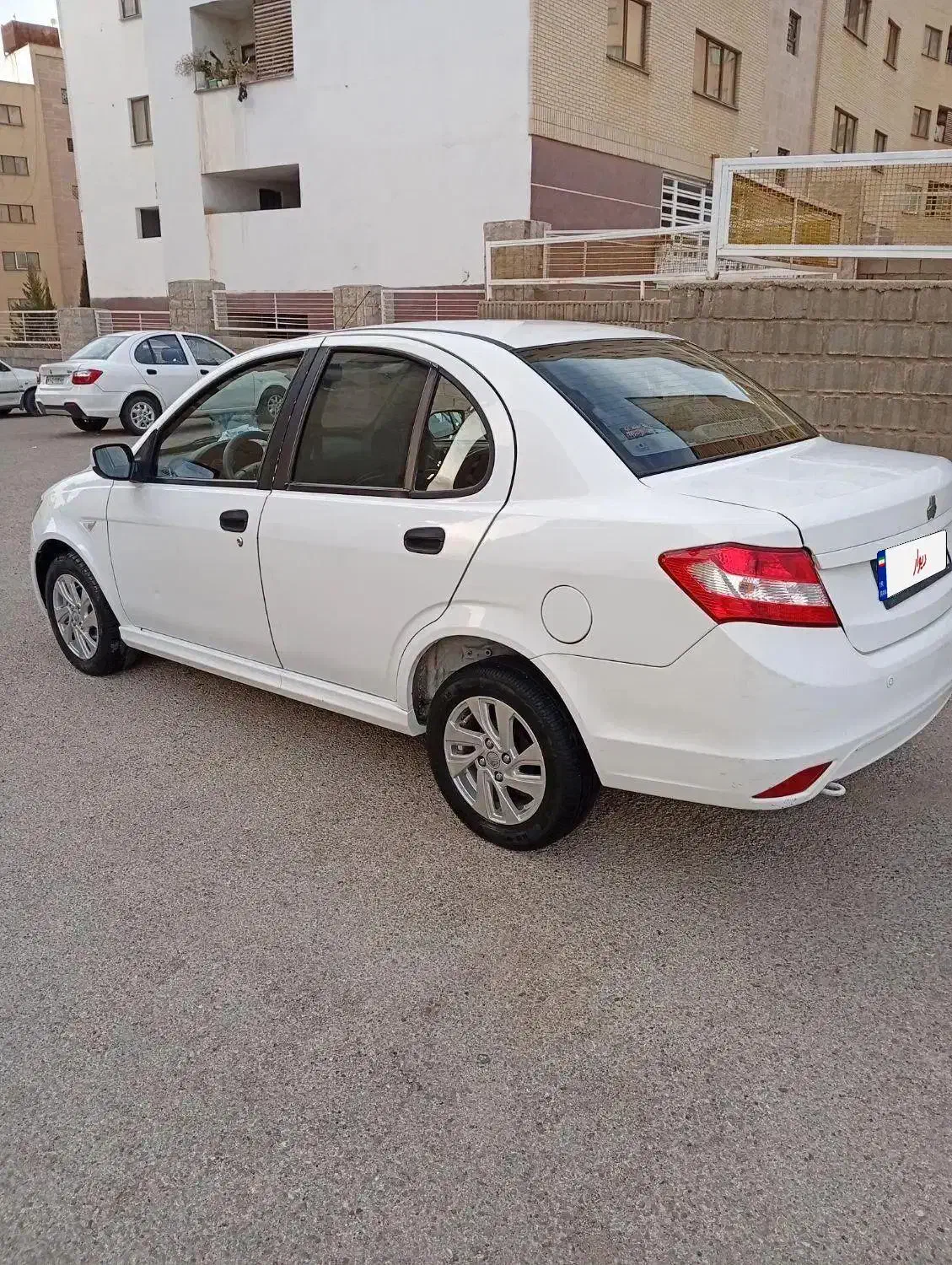 ساینا مدل ۹۷ تمیز و کم کار|خودرو سواری و وانت|شیراز, شهرک گلستان|دیوار