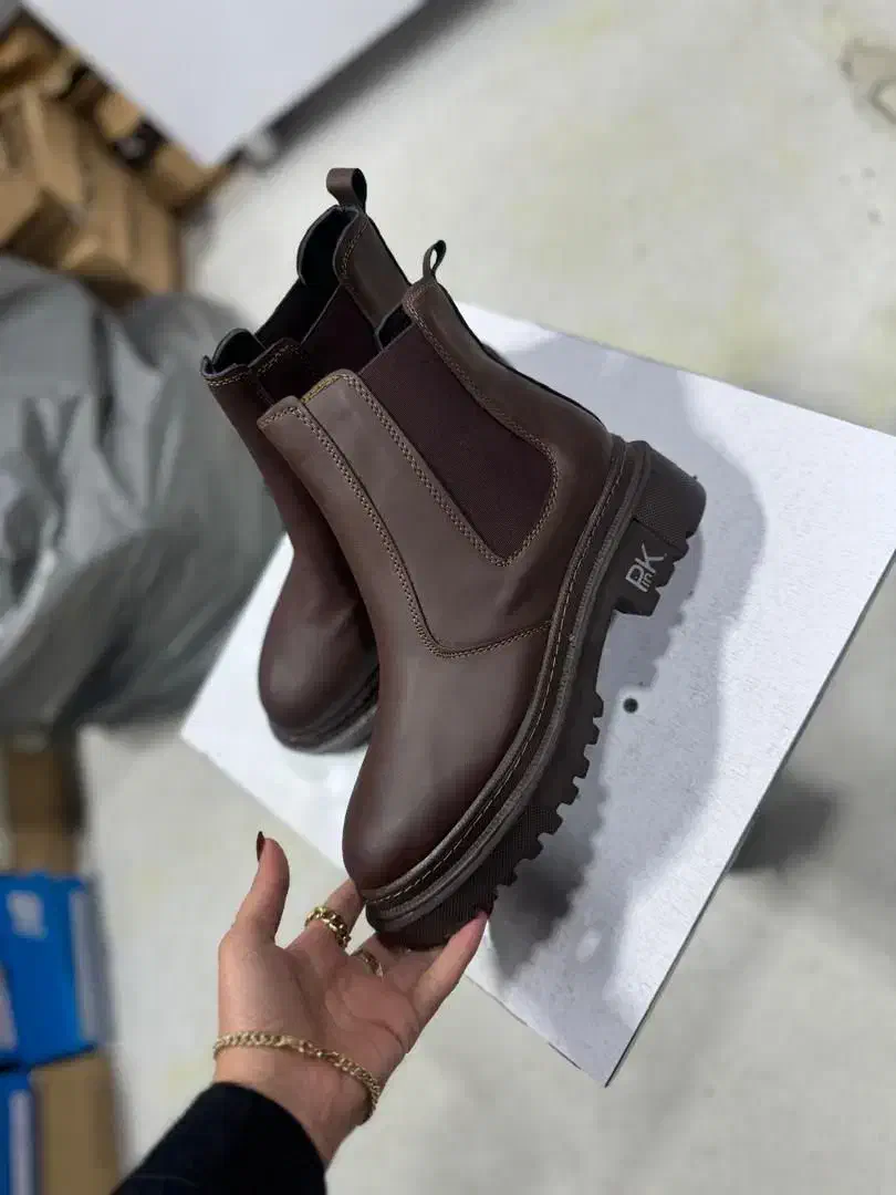 پوتین|کیف، کفش، کمربند|اسکو, |دیوار