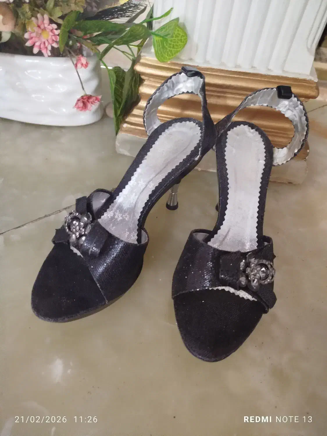 کفش مجلسی|کیف، کفش، کمربند|قم, باغ کرباسی|دیوار