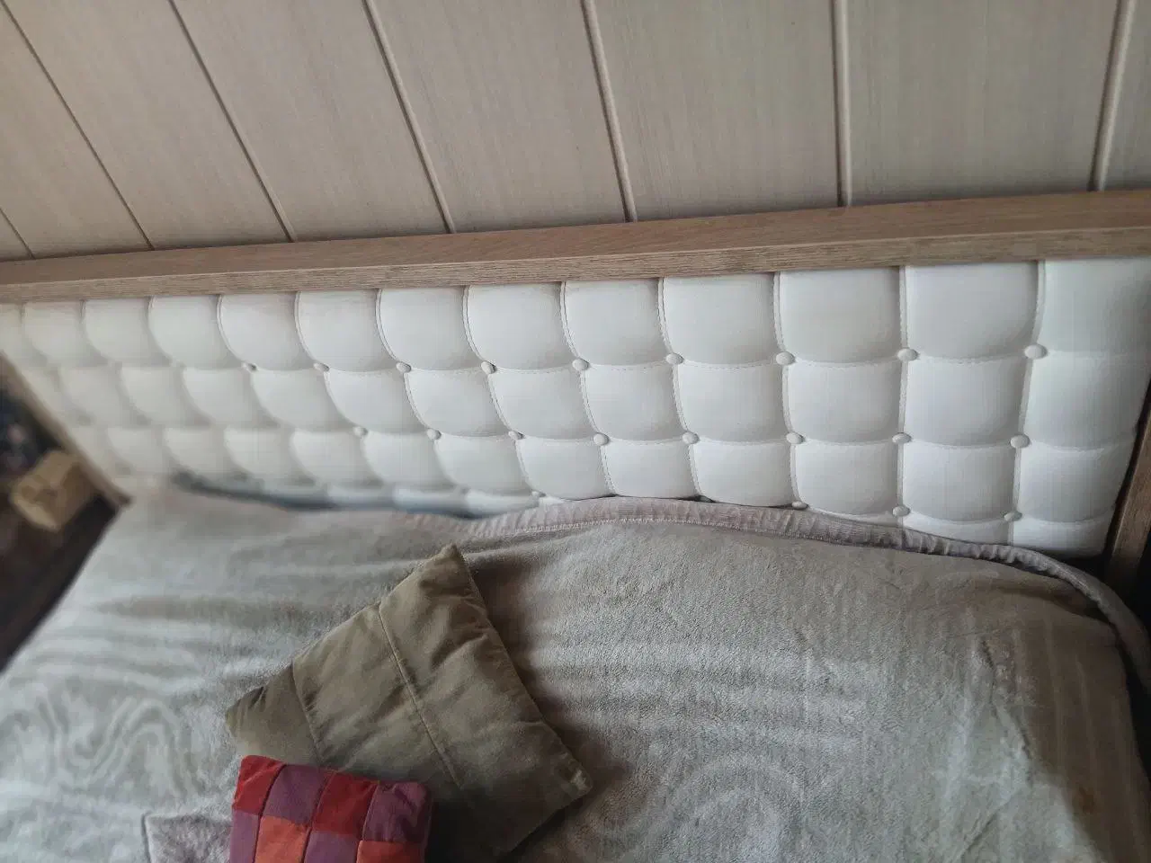 تخت خواب دو نفره همراه با میز توالت و دو پاتختی|تخت و سرویس خواب|شیراز, قالیشویی|دیوار