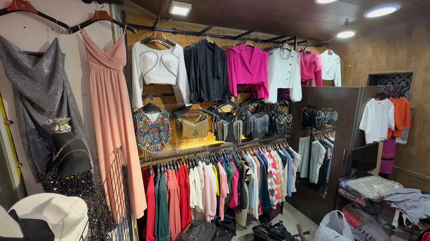 مغازه پوشاک زنانه بازار قدیم|اجارهٔ مغازه و غرفه|بوشهر, |دیوار