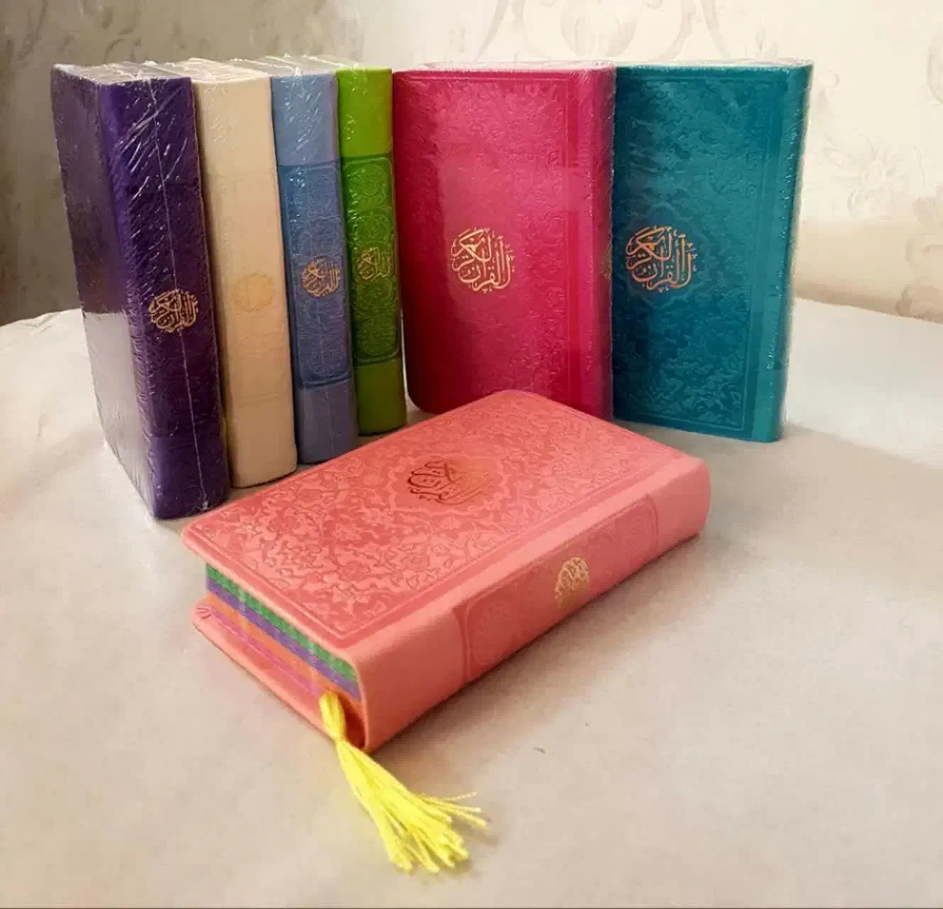 قرآن پالتویی صفحه رنگی ورحل وتاج ونشانگرتکلیف|کتاب و مجله مذهبی|تهران, نیروی هوایی (پیروزی)|دیوار