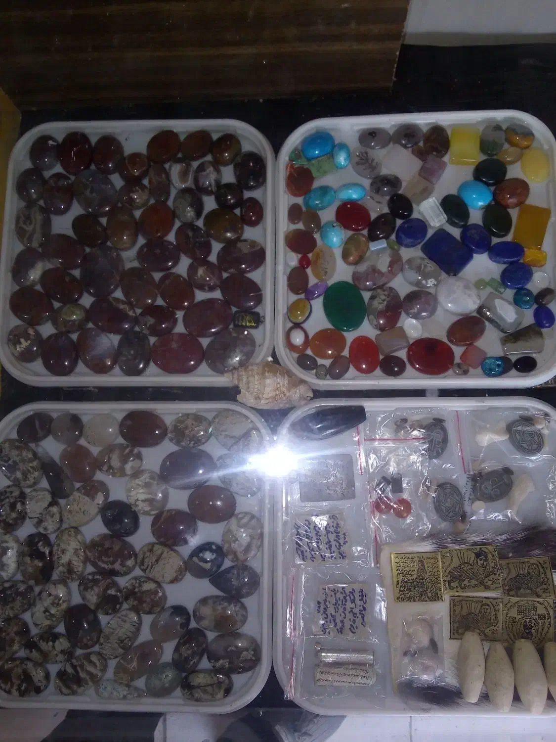 سنگ شجر و مهره قدیمی|کلکسیون اشیاء عتیقه|خمینی‌شهر, |دیوار