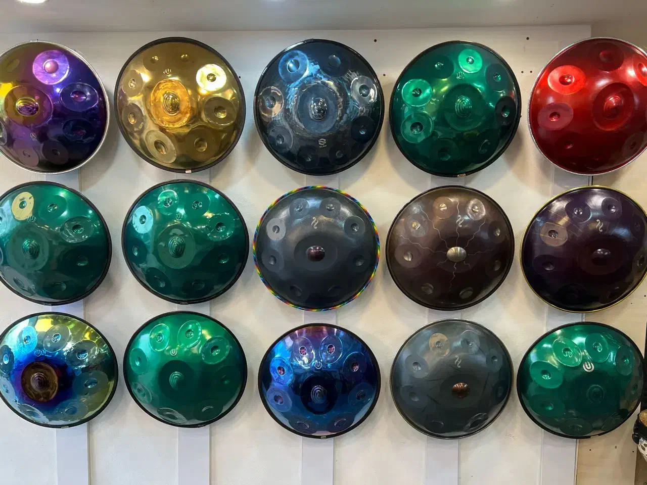 هنگ درام با رنگبندی متنوع و برندهای مطرح|درام و پرکاشن|لاهیجان, انقلاب|دیوار