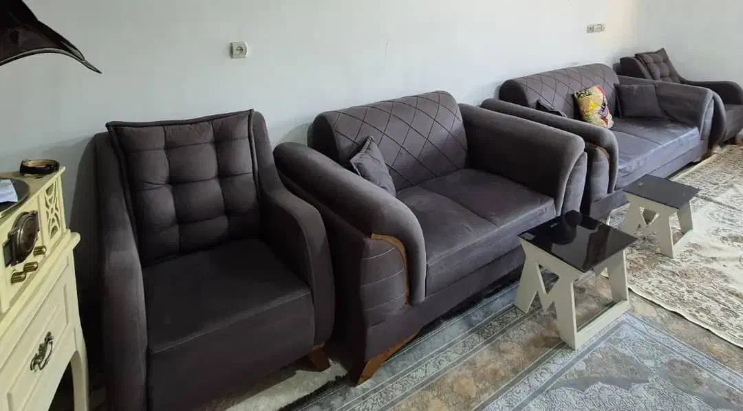 مبل ۷نفره درحدنوهمراه میز وسه تا عسلی|مبلمان خانگی و میز عسلی|موچش, |دیوار