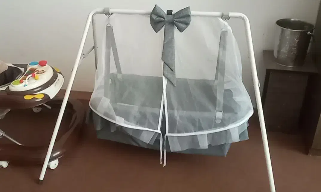 گهواره. خیلی محکم. بسیار کم کارکرد|اسباب و اثاث بچه|خرمدره, |دیوار