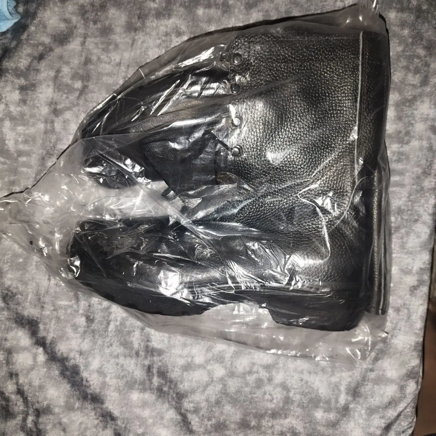 پوتین سربازی|کیف، کفش، کمربند|رشت, پاستوریزه|دیوار