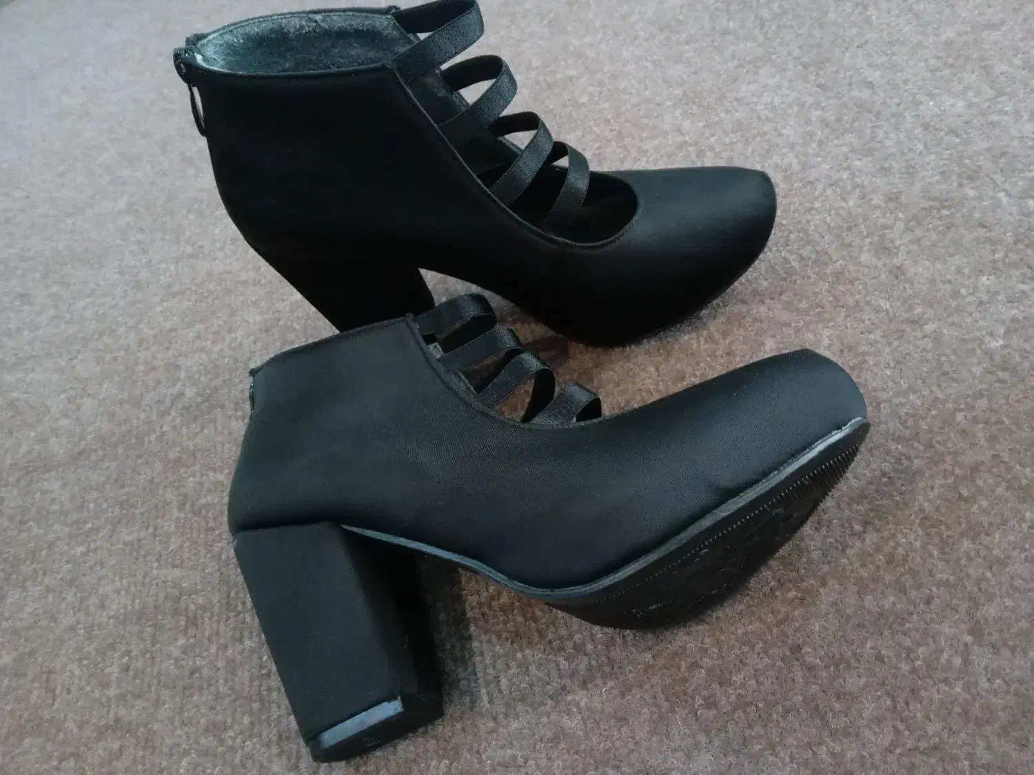 پوتین جورابی درحدنو و کفش|کیف، کفش، کمربند|رشت, منظریه|دیوار