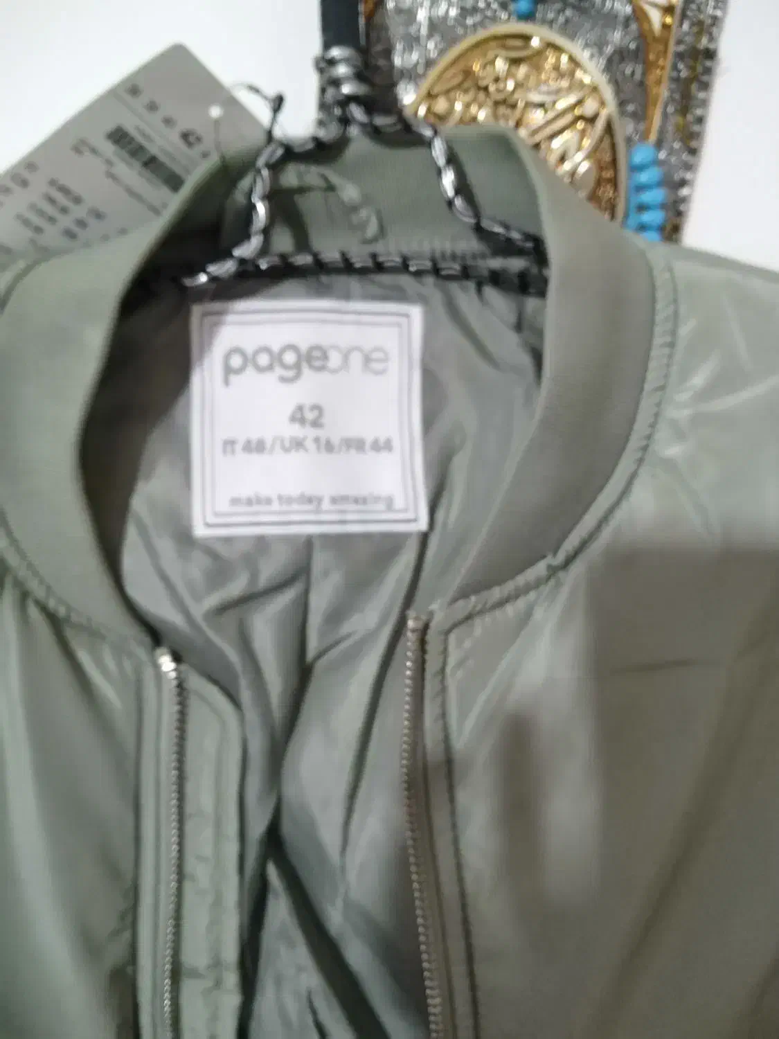 کاپیشان خلبانی المانی|لباس|شیراز, شهرک کوشکک|دیوار