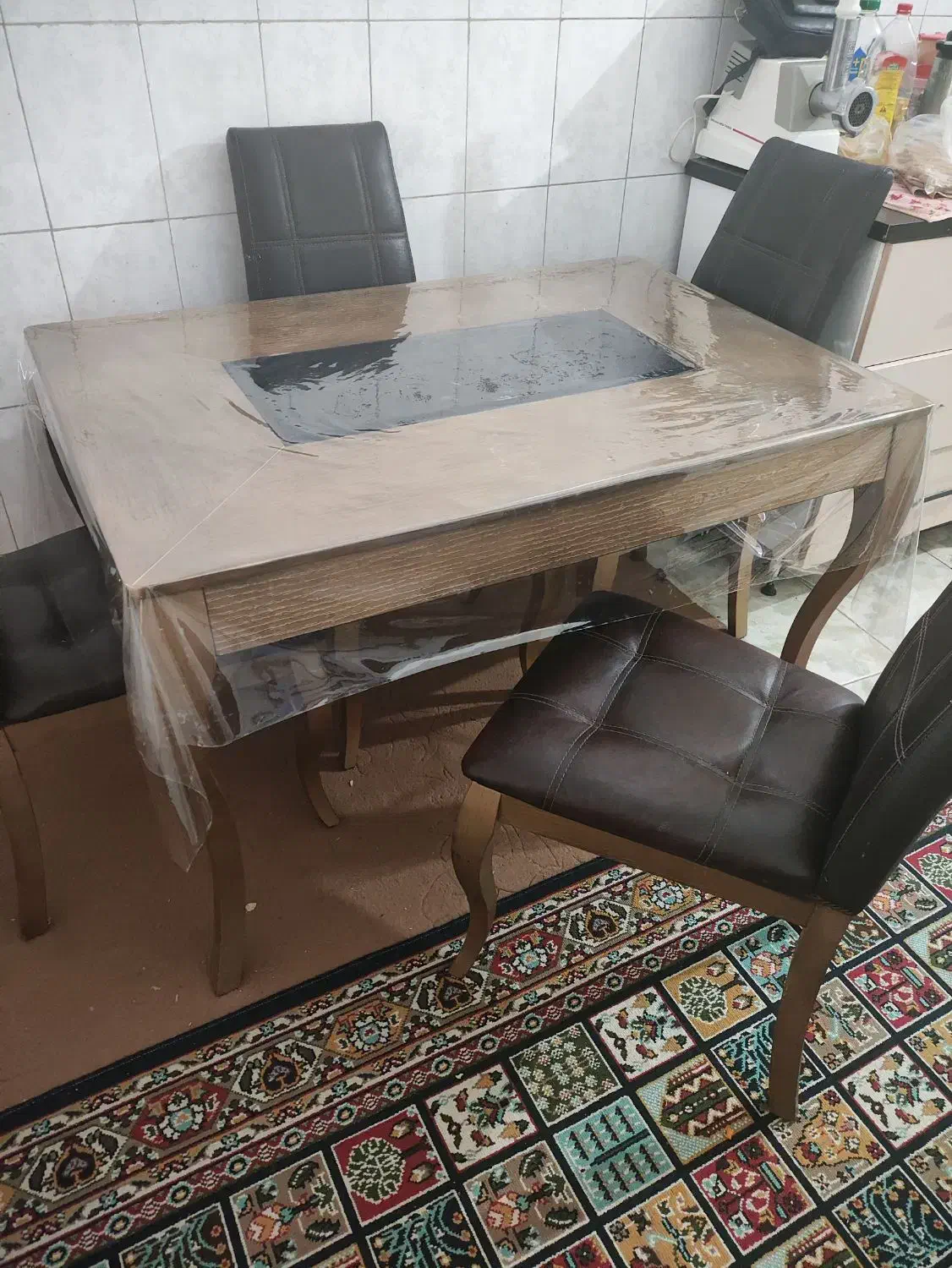 میز غذا خوری ۴نفرع نفره|میز و صندلی غذاخوری|رامهرمز, |دیوار