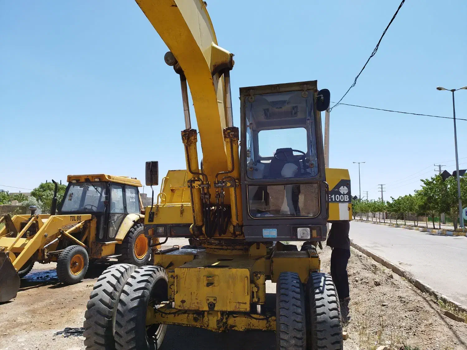 بیل لاستیکی HE100Bمدل 2003|ماشین‌آلات صنعتی|رامند, |دیوار