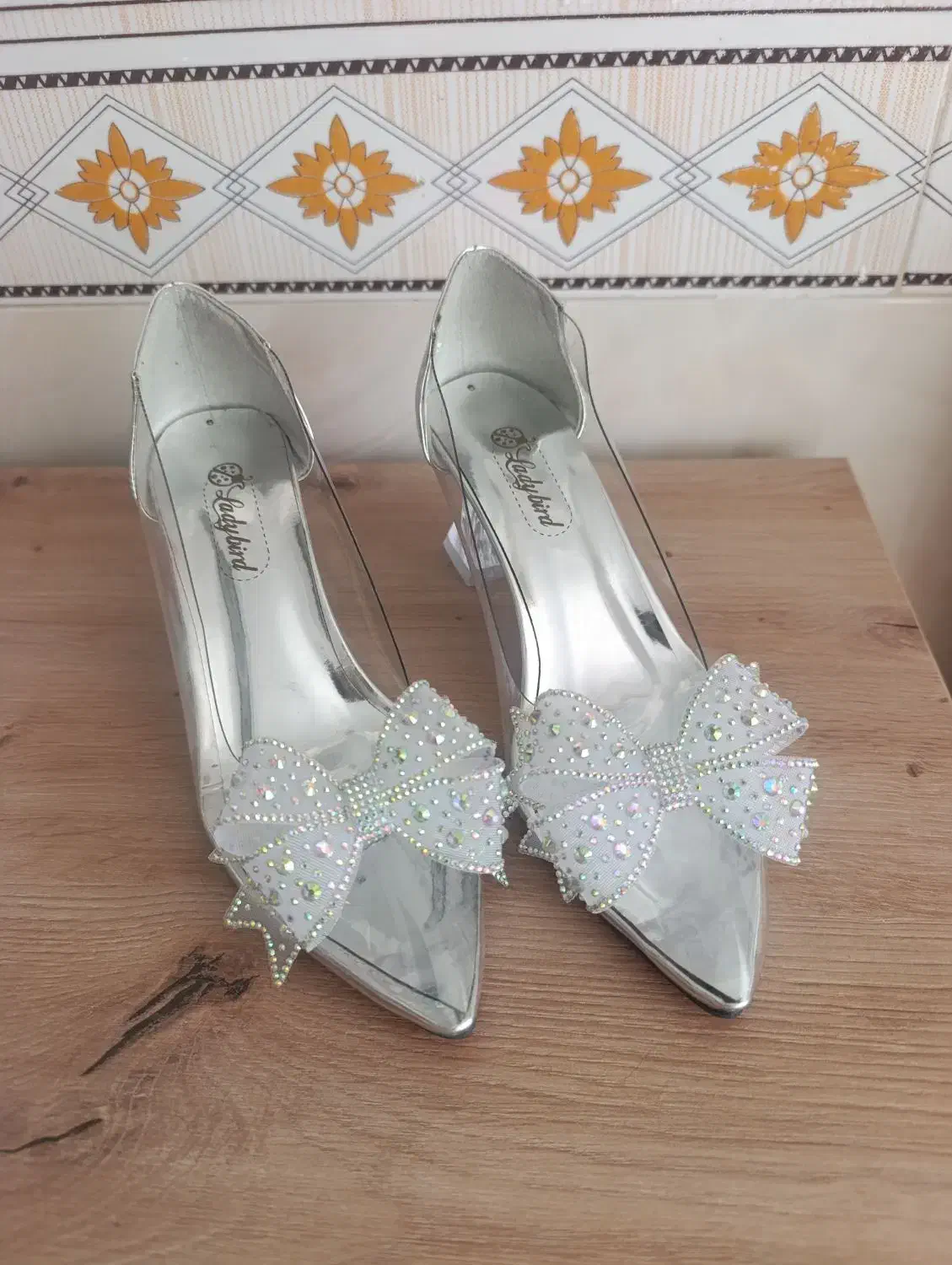 کفش(( نو )|کیف، کفش، کمربند|پیشوا, |دیوار