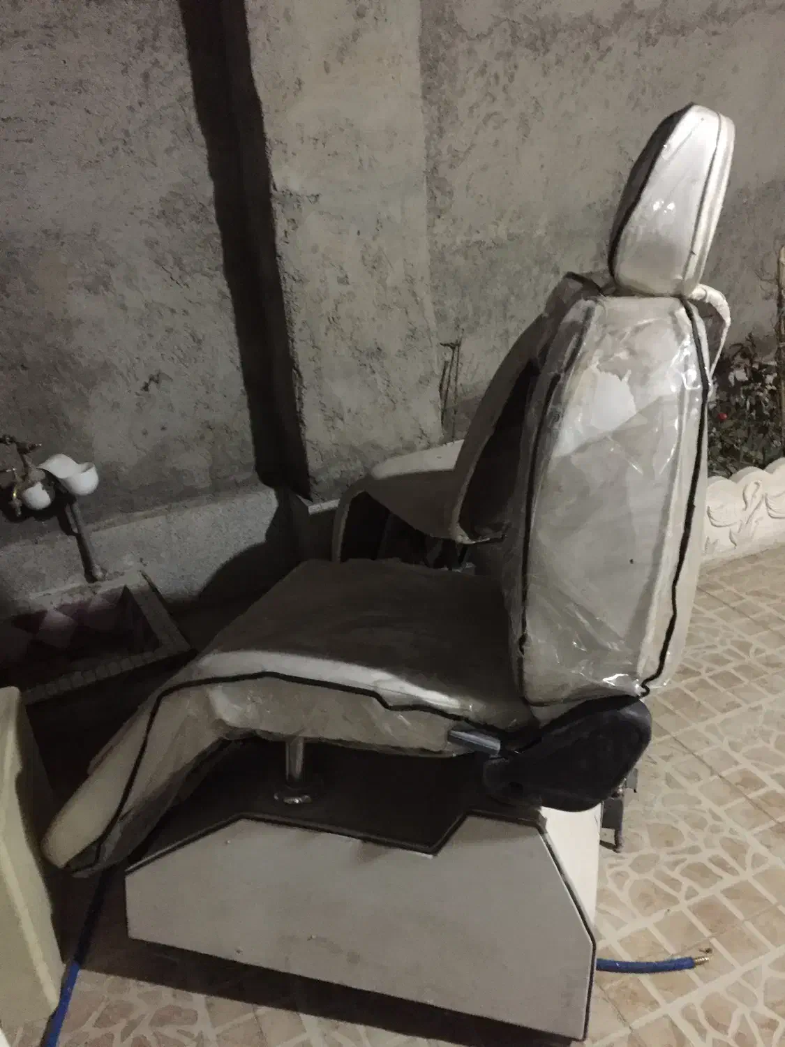 دوعدد صندلی اصلاح طرح برقی رنگ سفید(مجانی)|آرایشگاه و سالن‌های زیبایی|سیرجان, |دیوار