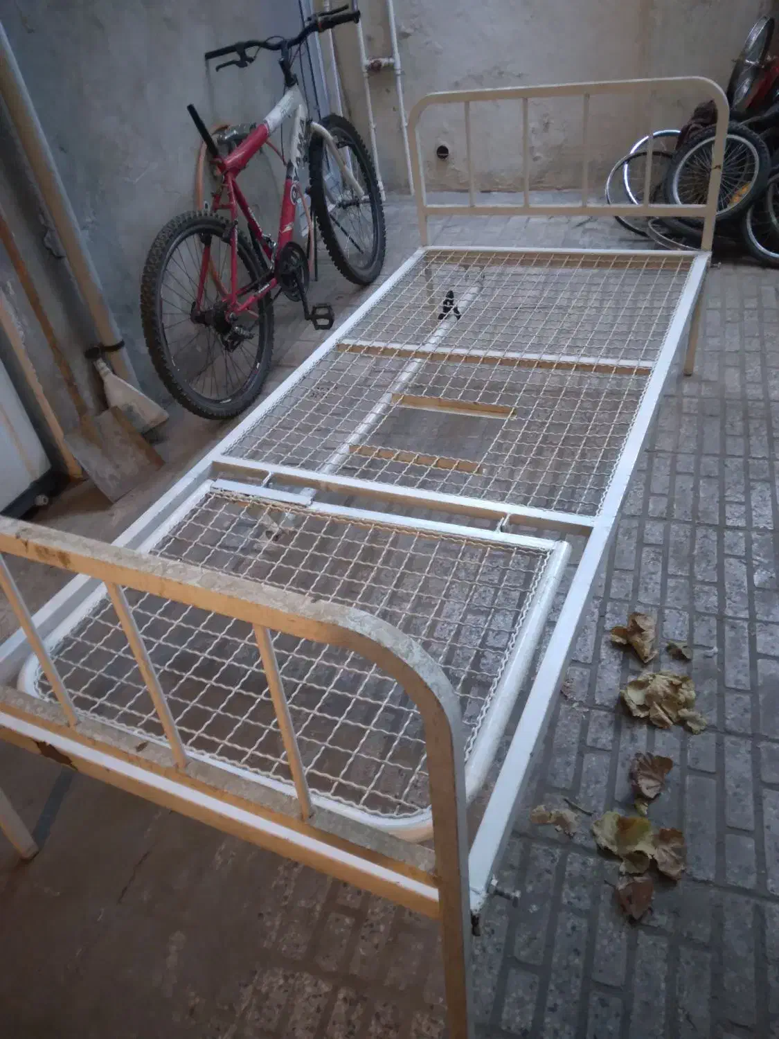 تخت فلزی بیمار تاشو|آرایشی، بهداشتی، درمانی|ری, شهید بهشتی|دیوار