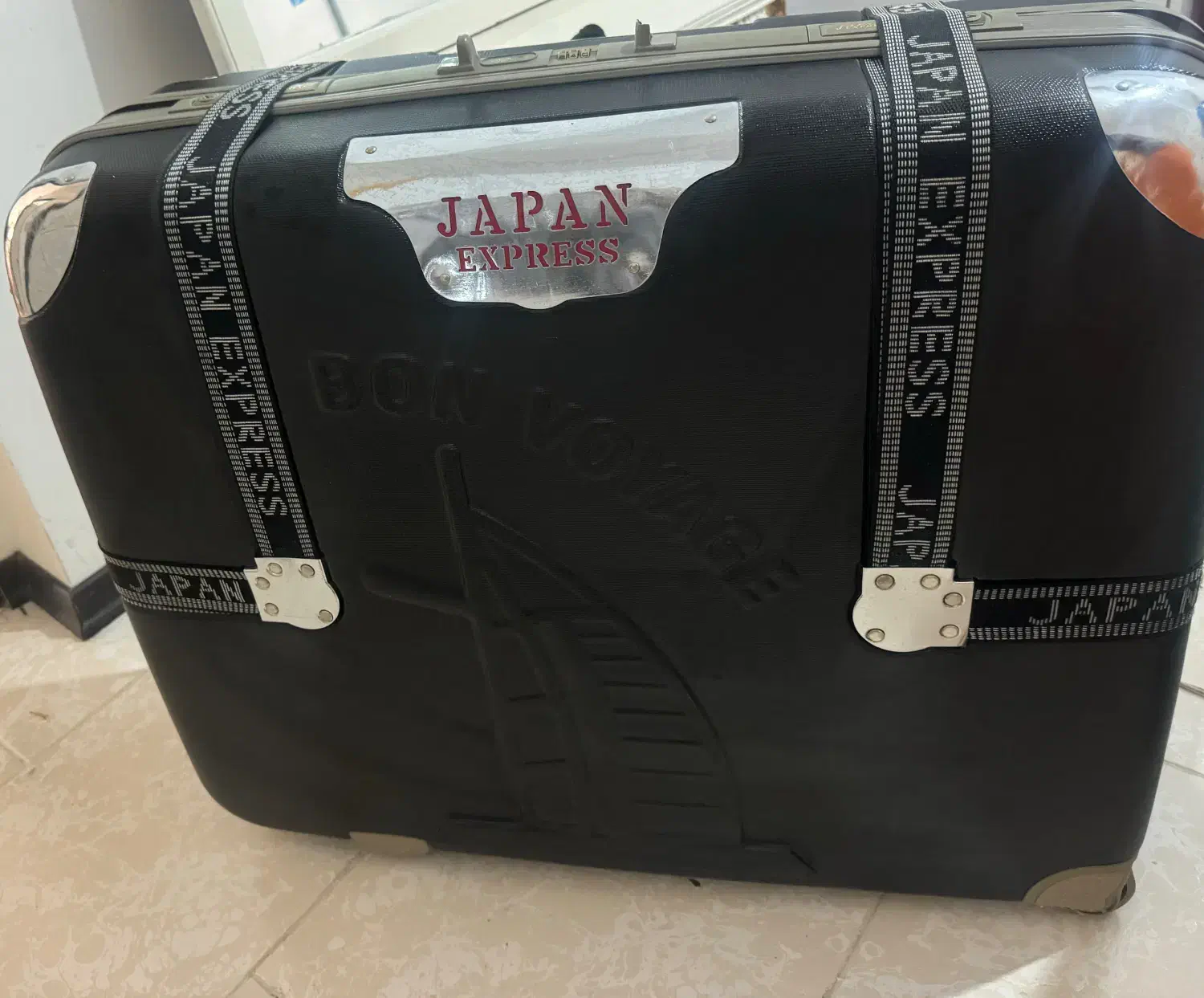 میز شیشه ای سالم وکابینت فلزی و یک عدد ساک سالم|میز و صندلی غذاخوری|سهند, |دیوار