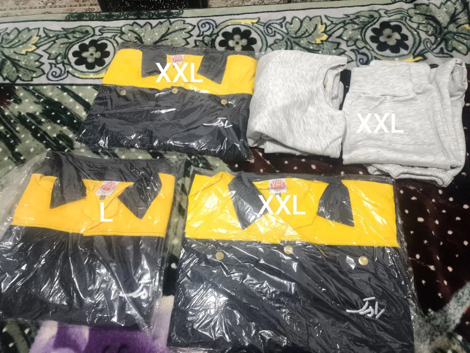 لباس کار|کفش و لباس بچه|شیراز, دست خضر|دیوار