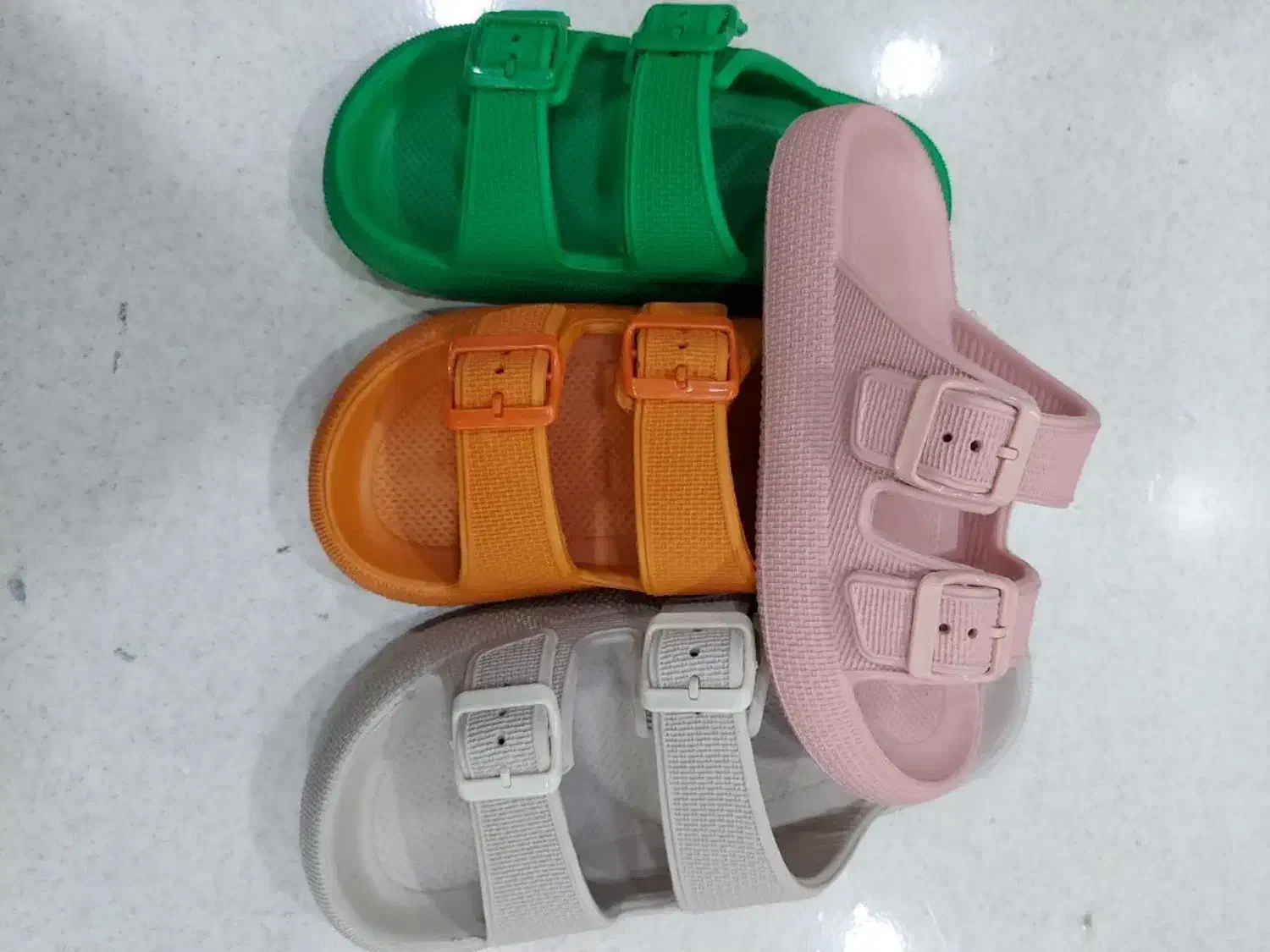 دمپایی|کیف، کفش، کمربند|قنوات, |دیوار