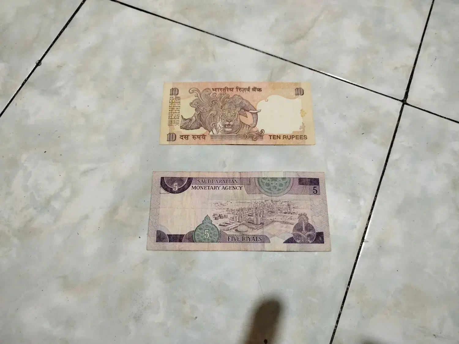 فروش دو قطعه اسکناس خارجی|کلکسیون سکه، تمبر، اسکناس|تهران, بهاران|دیوار