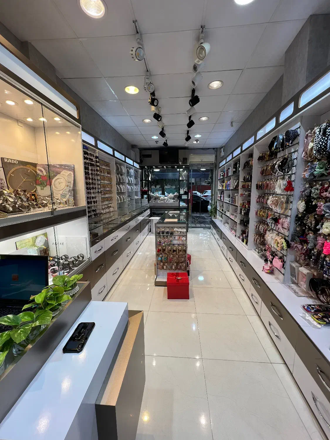 استخدام فروشنده خانم مجرد و مجرب در فروشگاه|استخدام بازاریابی و فروش|رشت, گلسار|دیوار