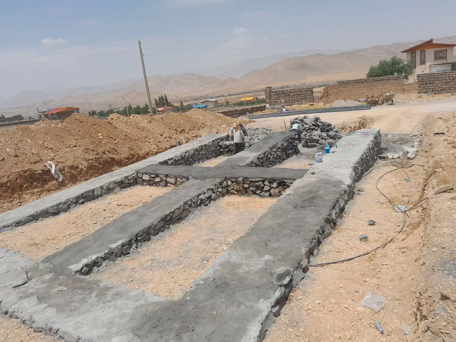 بنا/بنایی/ بلوک چینی / شفته ریزیی با اکیپ کامل|خدمات پیشه و مهارت|اراک, |دیوار