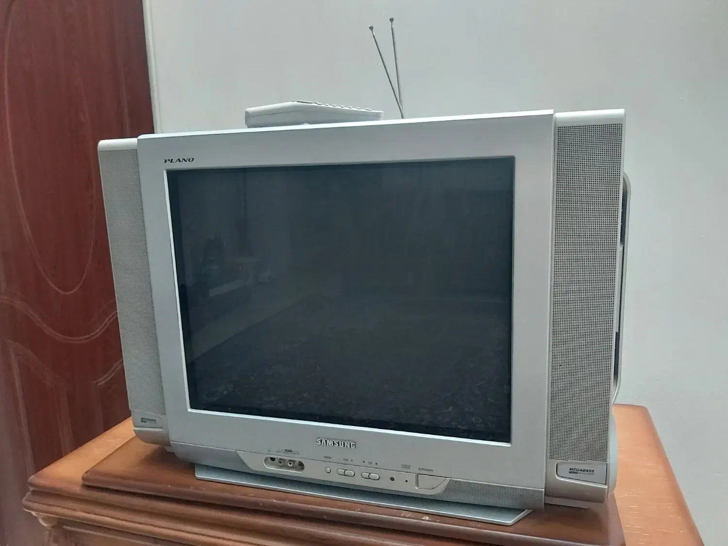 تلویزیون ۲۱ اینچ سامسونگ|تلویزیون و پروژکتور|اراک, |دیوار