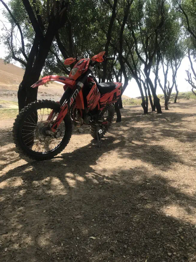 کی تی ام کراس اندرو|موتورسیکلت|تهران, آبشار تهران (دریاچه)|دیوار