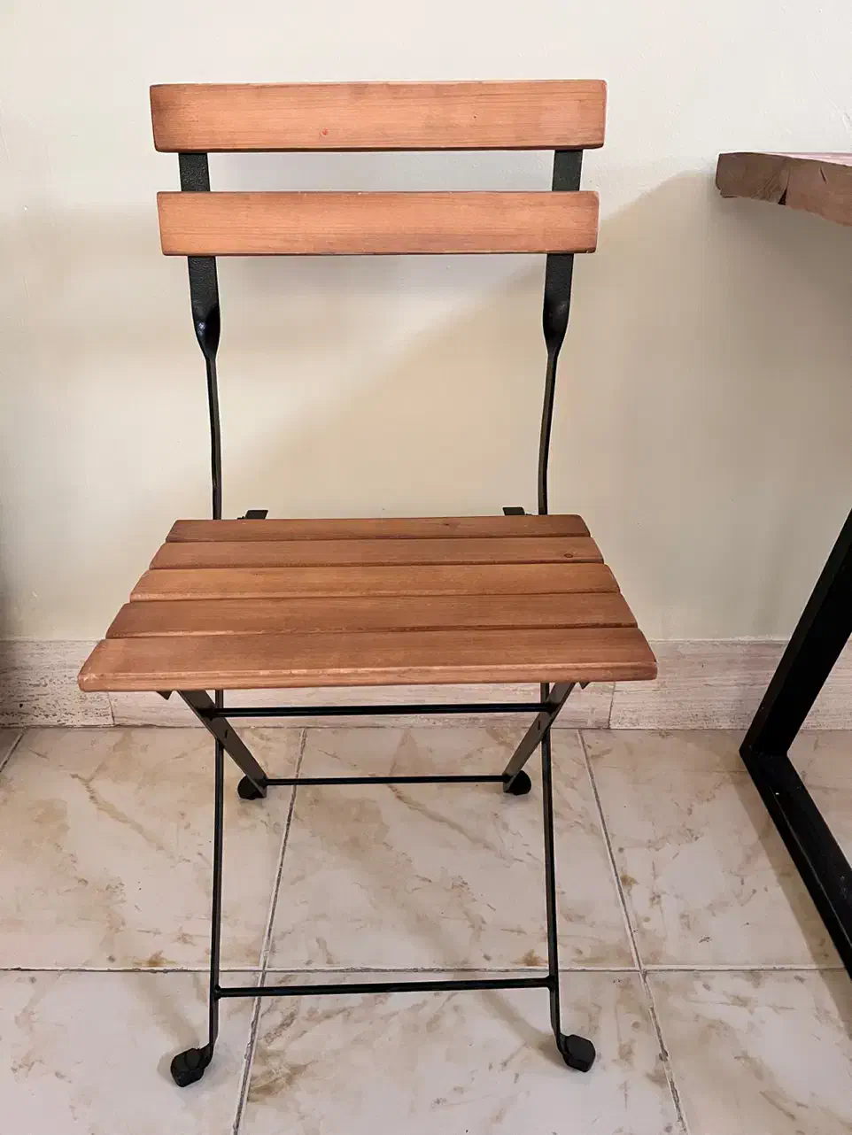 صندلی چوبی|صندلی و نیمکت|اندیشه, اندیشه فاز ۱|دیوار