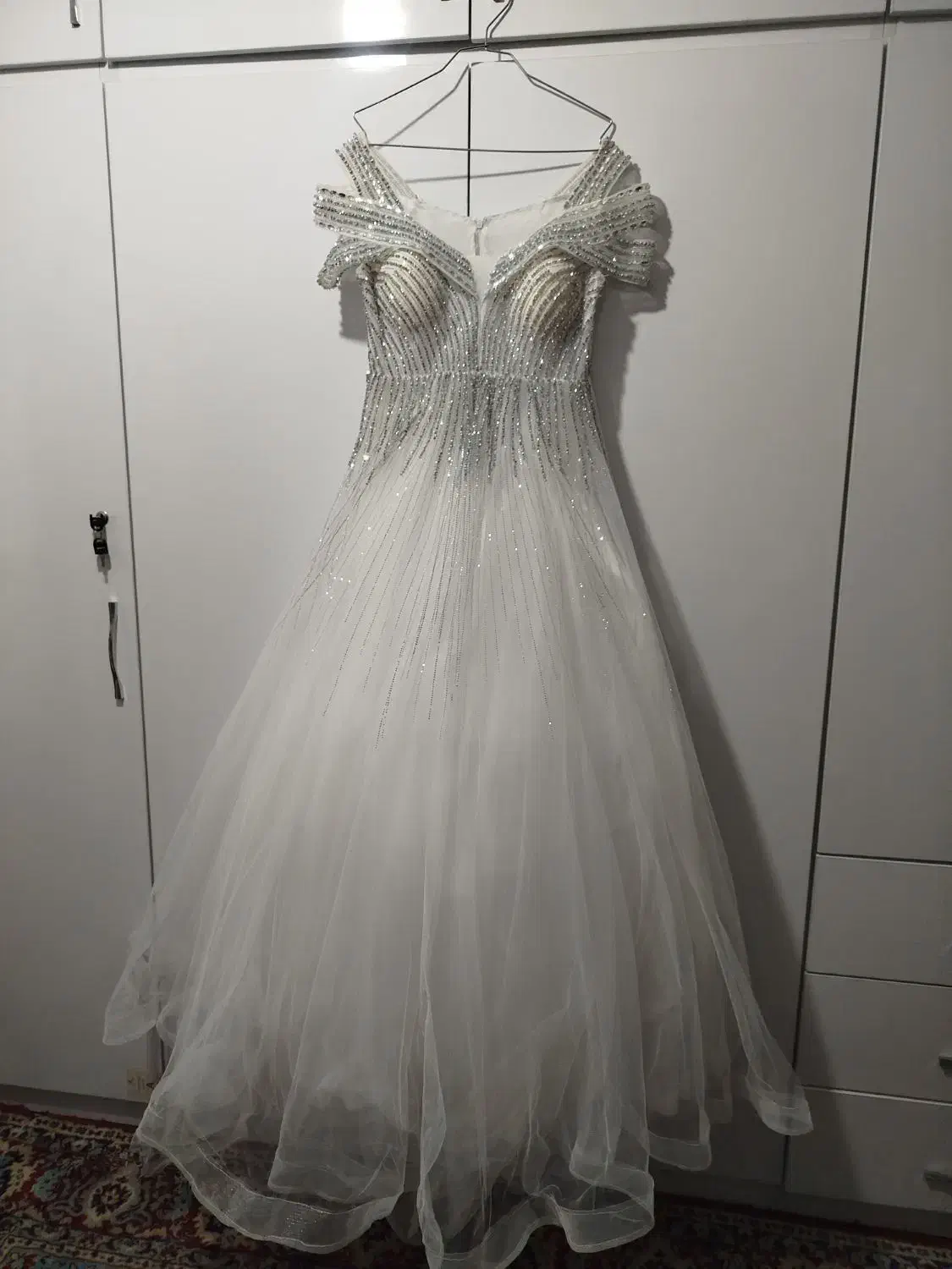 لباس عروس سفید سنگ کاری شده|لباس|ارومیه, |دیوار