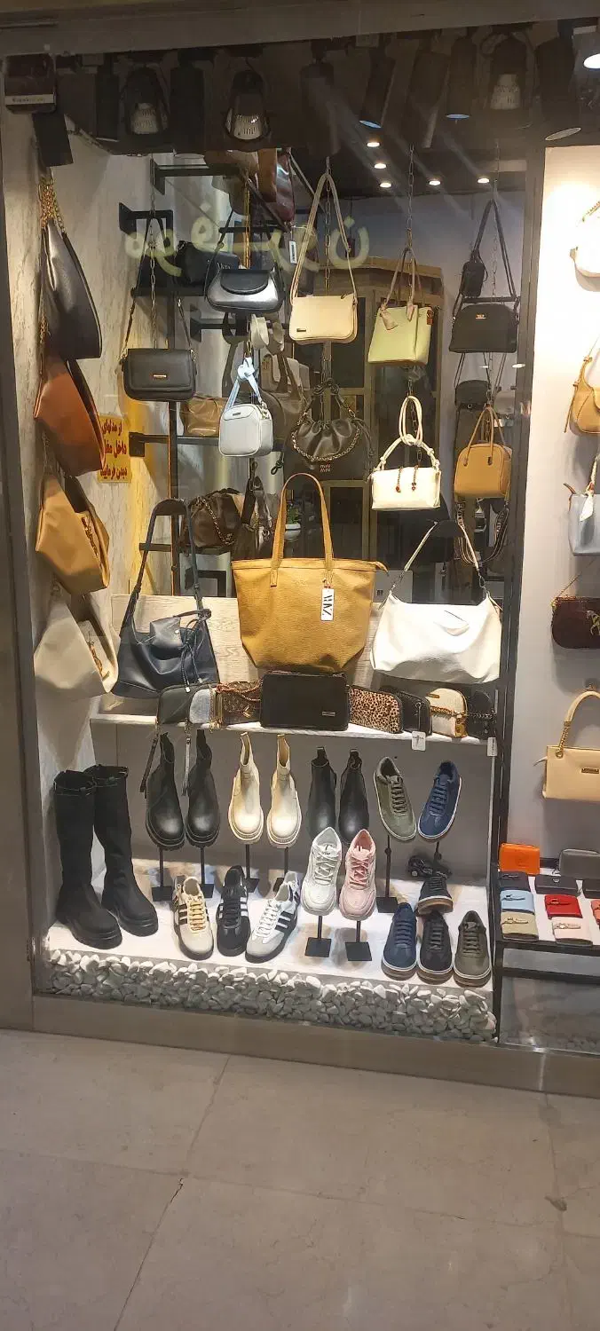 استخدام فروشنده حرفه ای خانم در پاساژ کوروش|استخدام بازاریابی و فروش|تهران, باغ فیض|دیوار