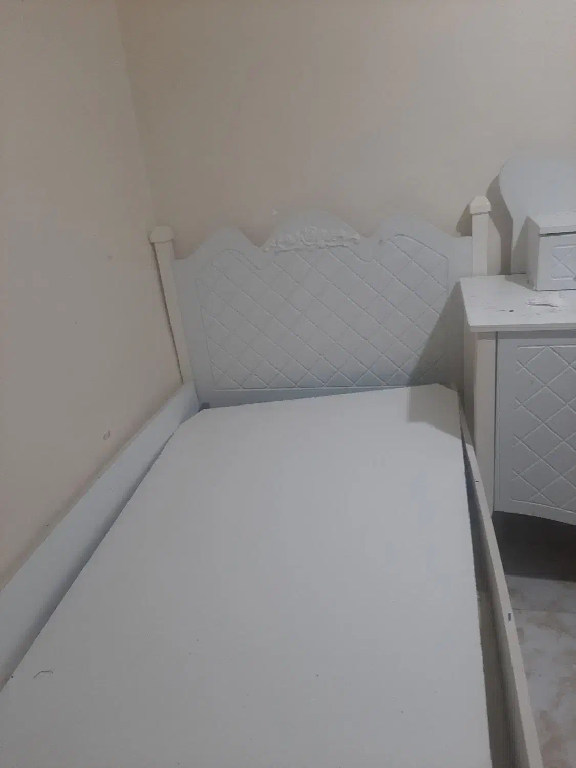 تخت خواب یک نفره فقط چوب کف تخت شکسته در حد نو هست|تخت و سرویس خواب|کرج, شهرک فهمیده|دیوار