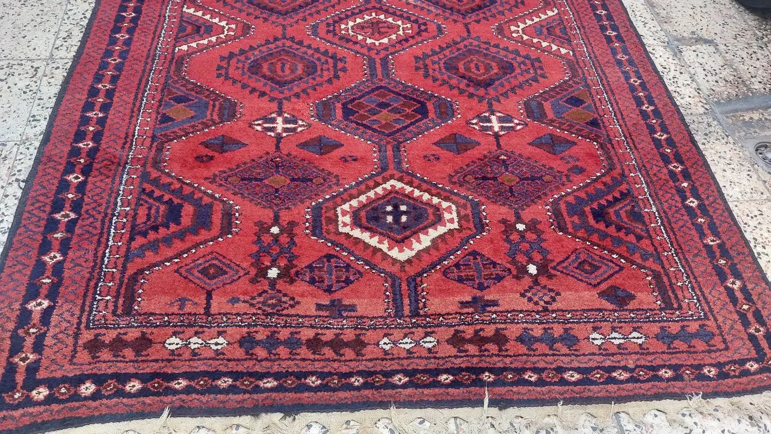 قالی لری|فرش|اهواز, کوی باهنر|دیوار