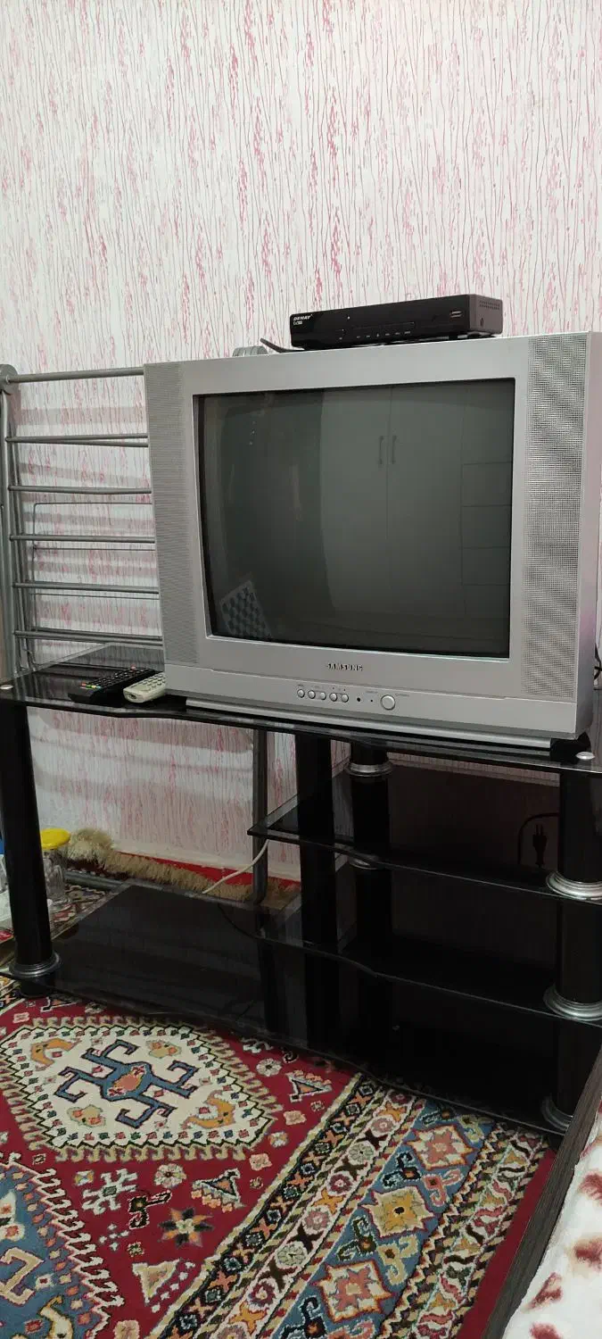 یک عدد تلویزیون 21 با یک عدد دیجیتال با میزتلویزون|تلویزیون و پروژکتور|رشت, حومه رشت|دیوار