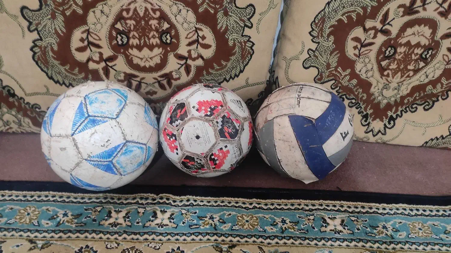 دو عدد توپ فوتبال چهل تیکه و توپ والیبال|ورزش‌های توپی|قائم‌شهر, |دیوار