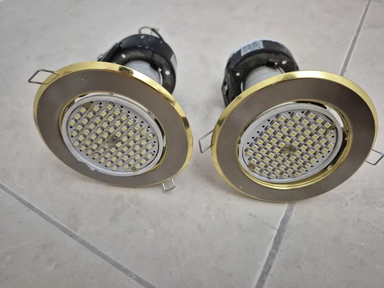 قاب  و فریم همراه با لامپ هالوژن ال ای دی|لامپ و چراغ|کرج, کوی کارمندان شمالی|دیوار