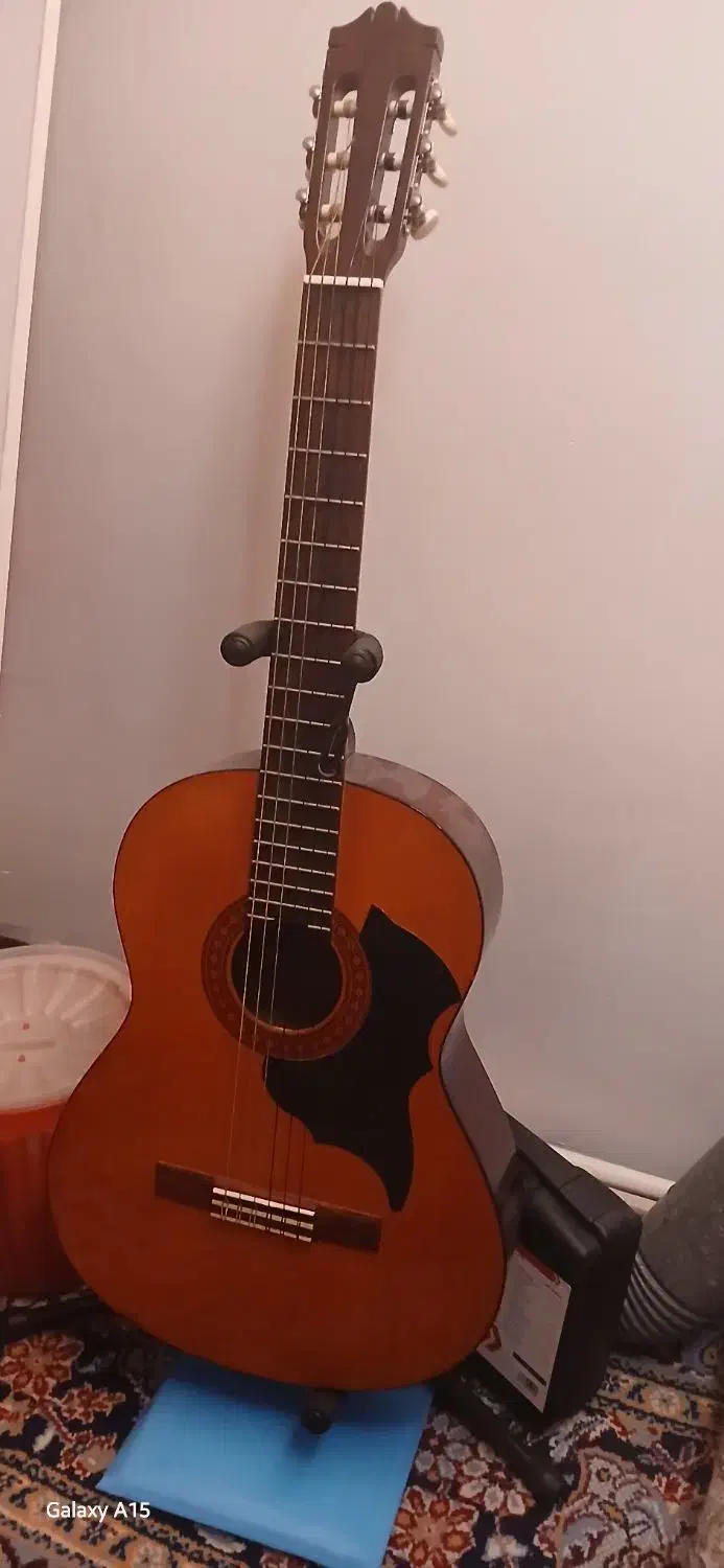 گیتار|گیتار، بیس، امپلیفایر|میانه, |دیوار