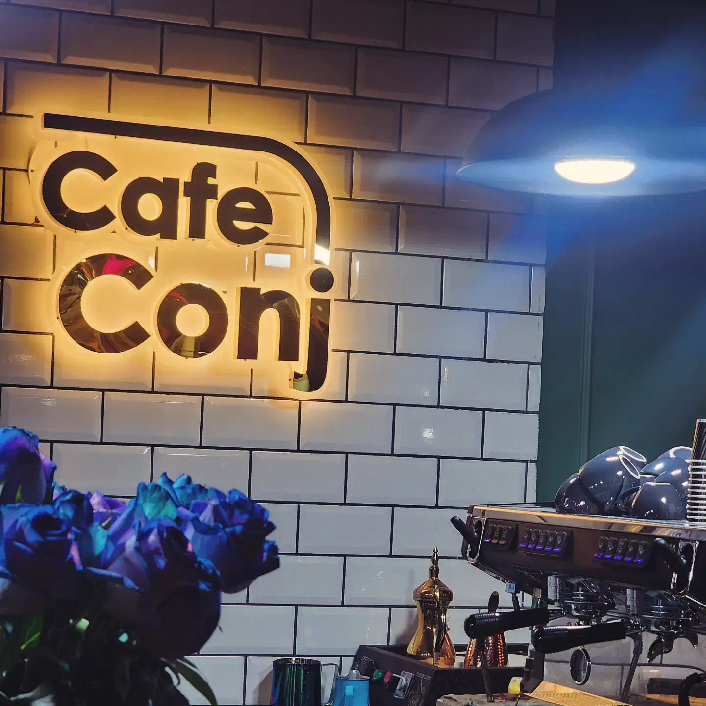 نیروی خدماتی خانم  کار در کافه در مرکز شهر|استخدام خدمات فروشگاه و رستوران|شاهین‌شهر, فردوسی|دیوار