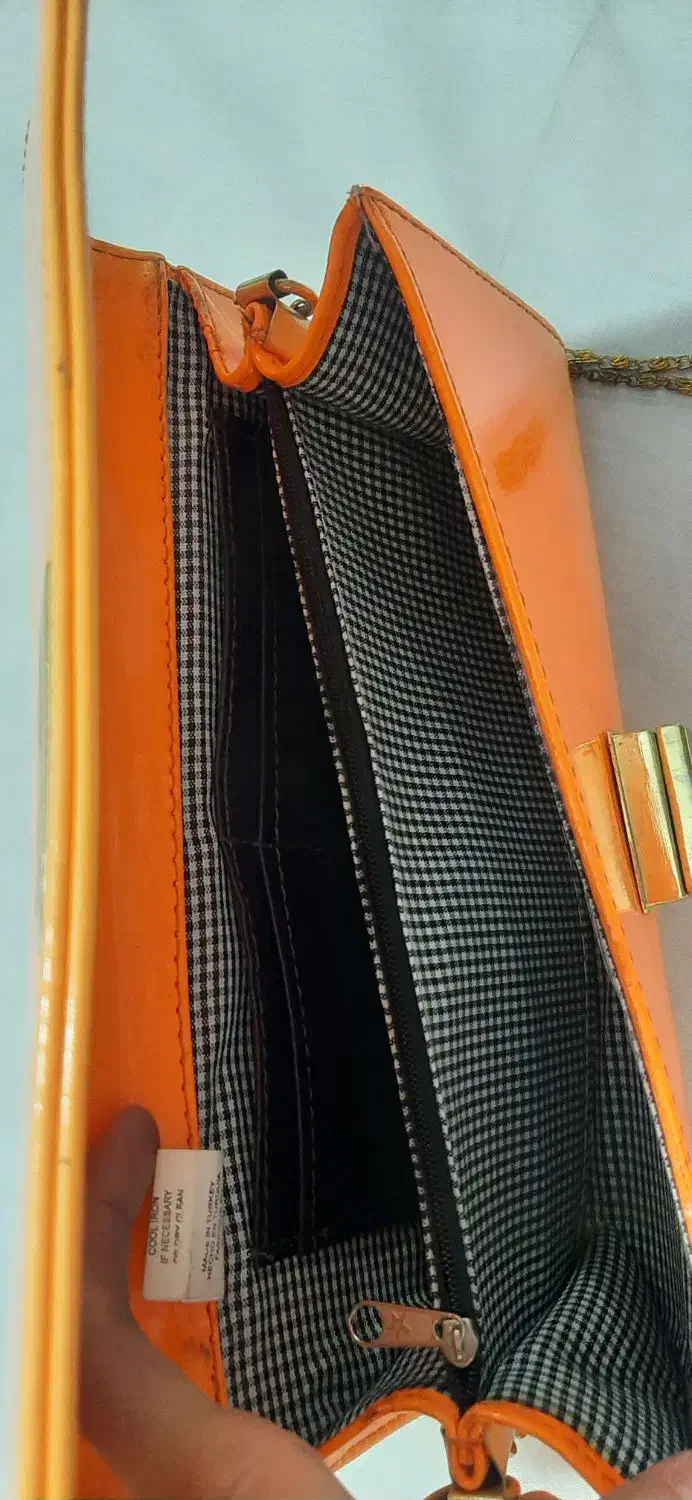 تعدادی کیف و لباس و کفش|کیف، کفش، کمربند|پاکدشت, پاکدشت (مامازند)|دیوار