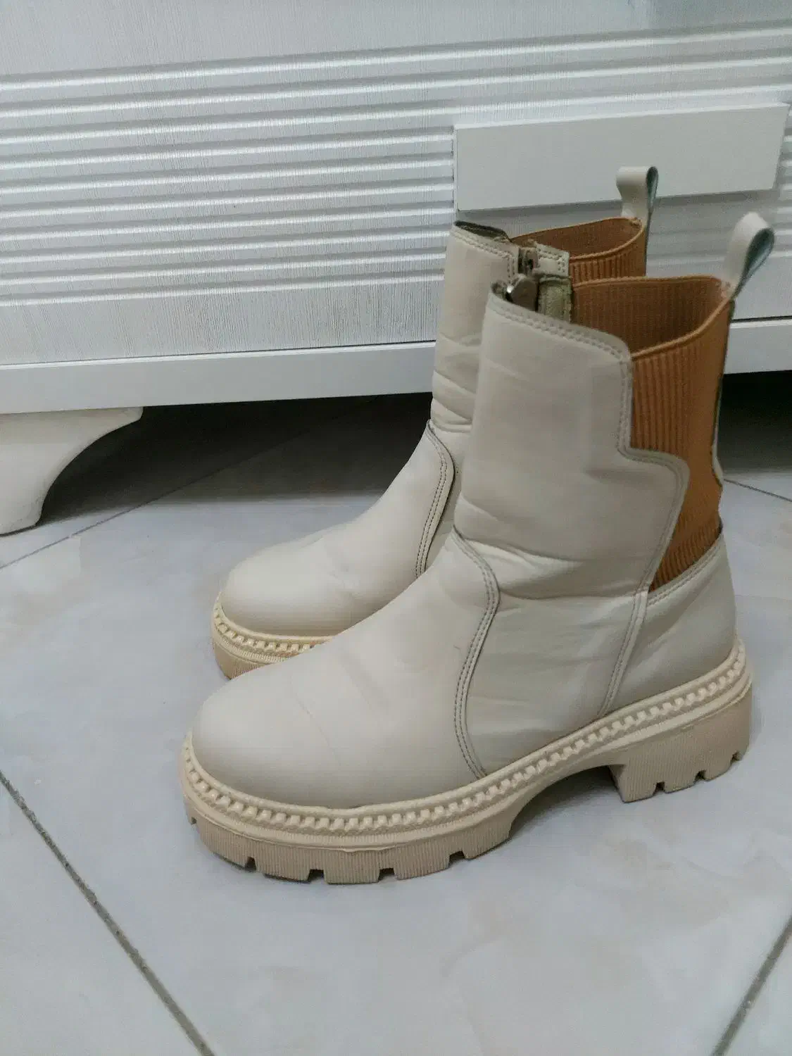 نیم بوت کرمی سایز ۳۹|کیف، کفش، کمربند|اسلام‌شهر, شهرک قائمیه|دیوار