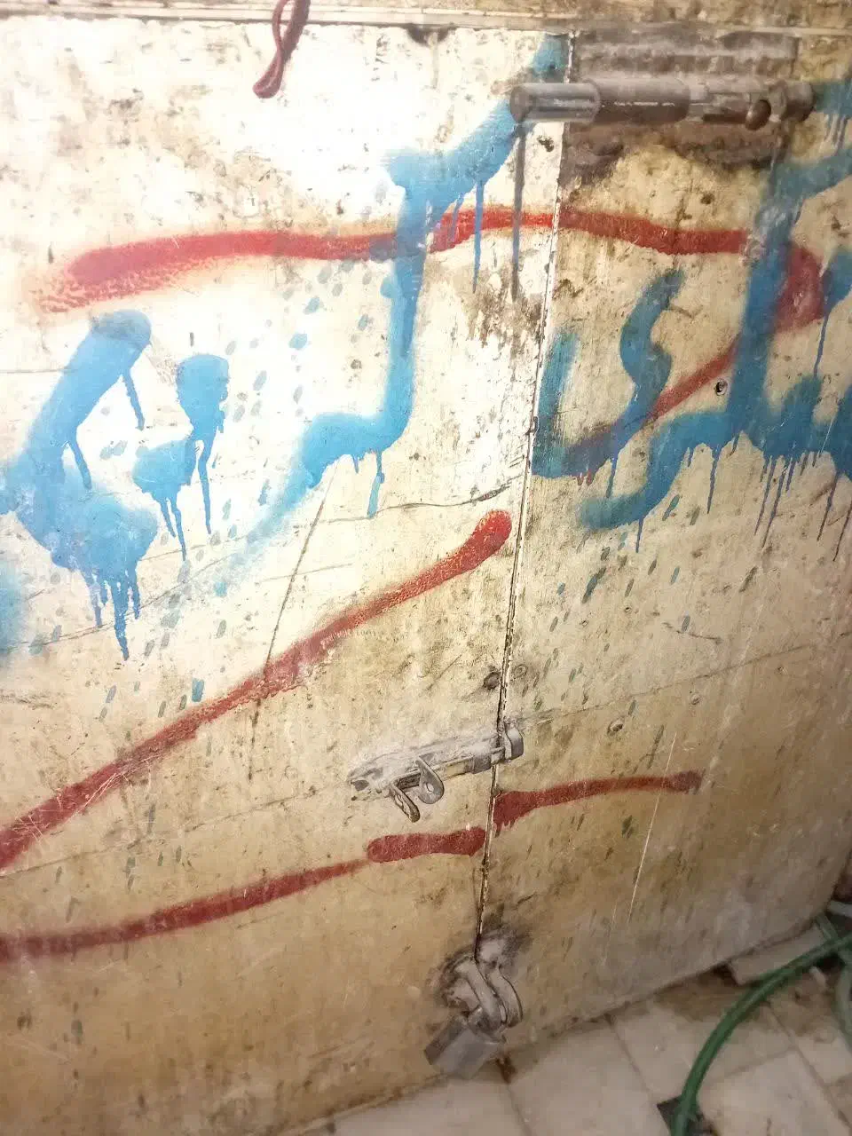 کمد آهنی (میز کار)|ابزارآلات|قم, یزدانشهر|دیوار