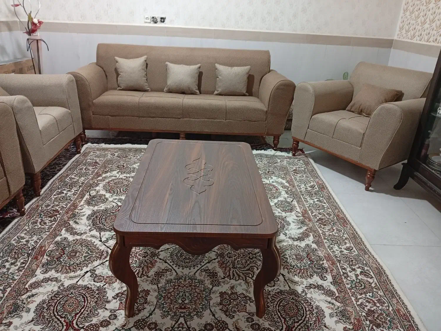 مبل راحتی همراه با عسلی|مبلمان خانگی و میز عسلی|ماهیدشت, |دیوار