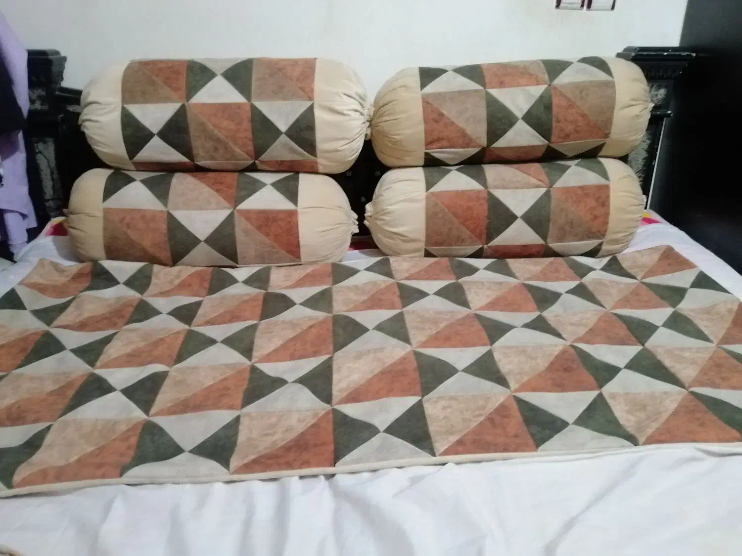 روبالشتی گرد و تشکچه|رختخواب، بالش، پتو|مشهد, رده|دیوار