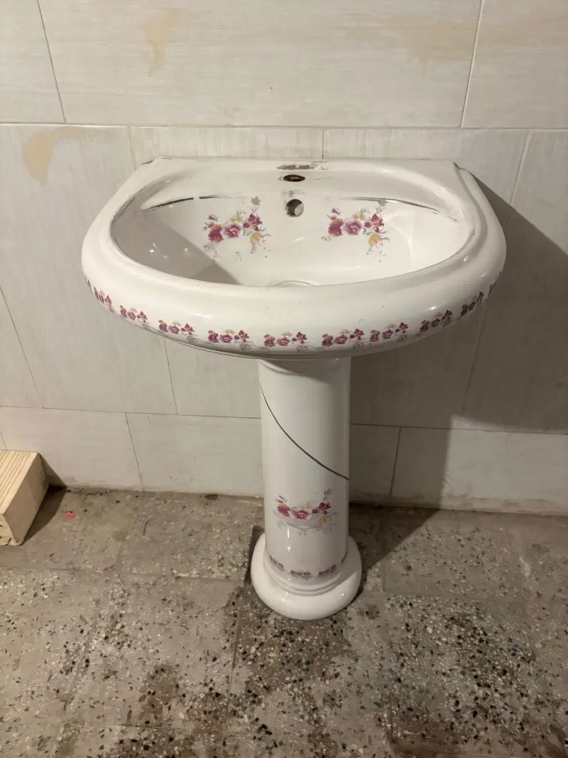 روشویی کارکرده بدون شکستگی|لوازم سرویس بهداشتی|سیرجان, |دیوار