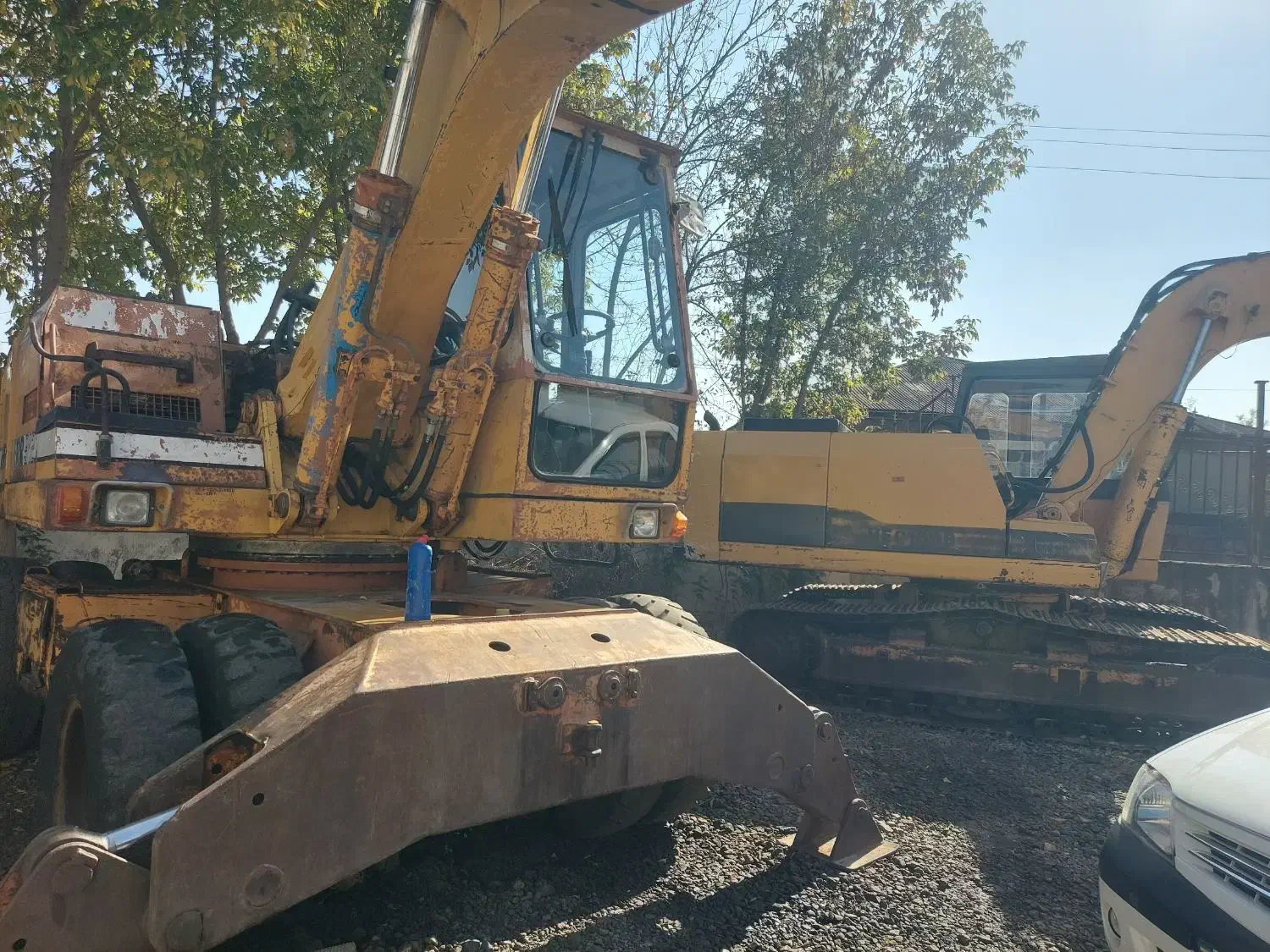 بیل مکانیکی  اچ سی ۱۰۰ زنجیری در حد|خودرو سنگین|بابل, |دیوار