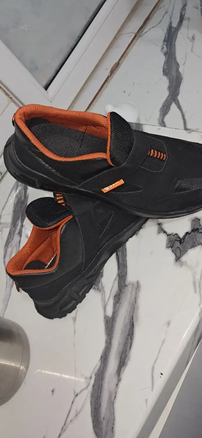 کفش کار|کیف، کفش، کمربند|شوط, |دیوار