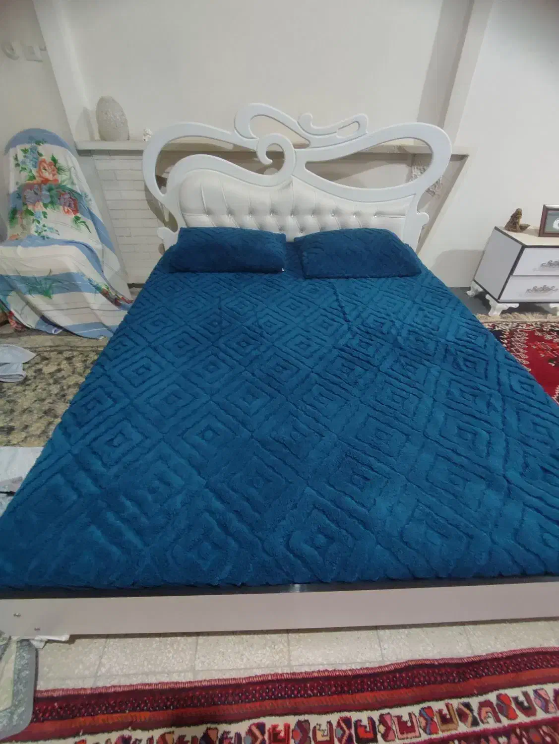 تخت دو نفره سفید نو|تخت و سرویس خواب|شیراز, لاله|دیوار