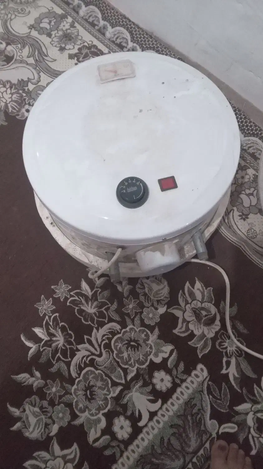 با سلام یک آبگرمکن برقی سالم|آبگرمکن، پکیج، شوفاژ|کارون, |دیوار