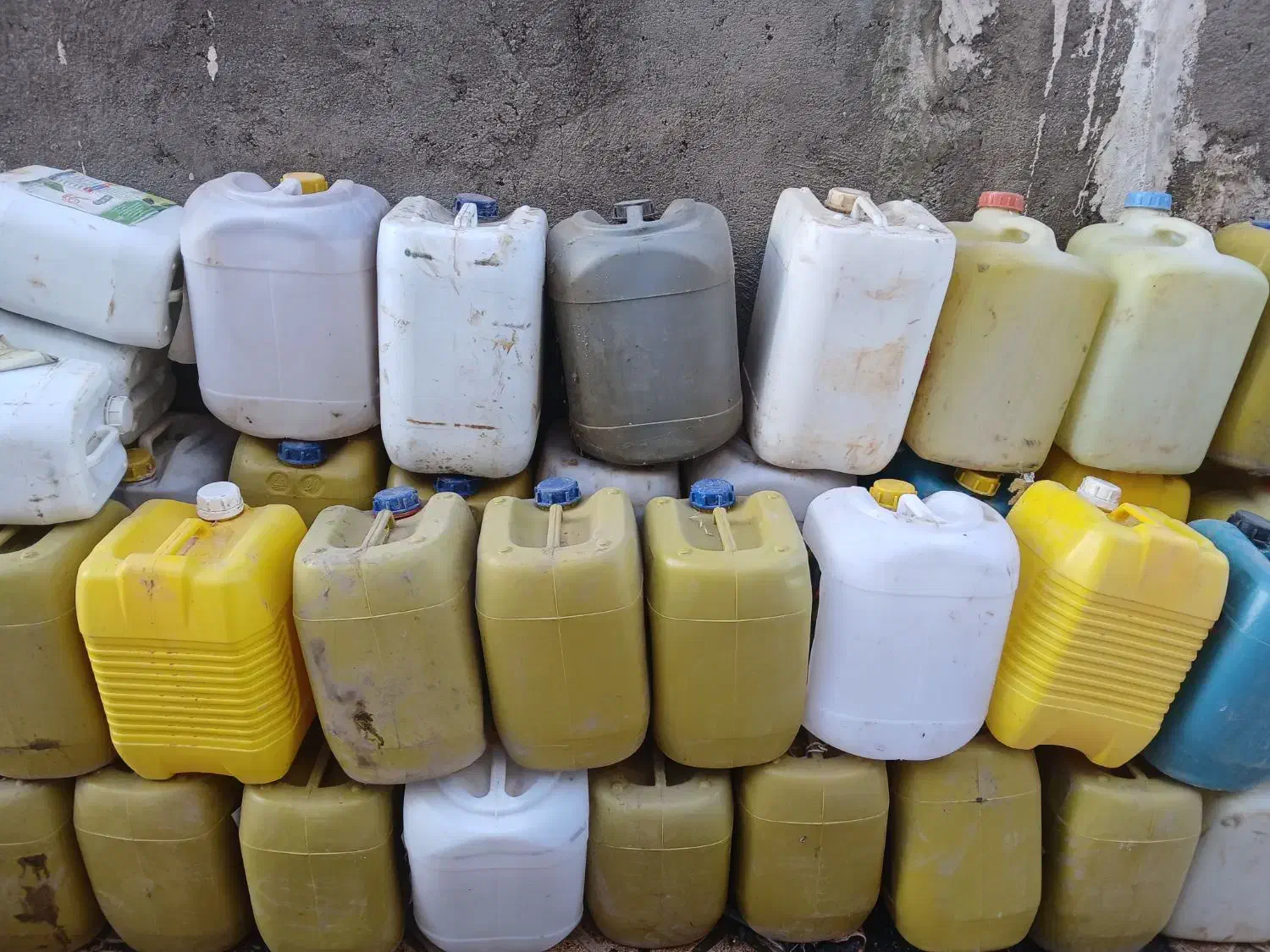 تعداد ۱۰۰ عدد گالن سالم|ظروف نگهدارنده، پلاستیکی، یک‌بارمصرف|اردبیل, |دیوار