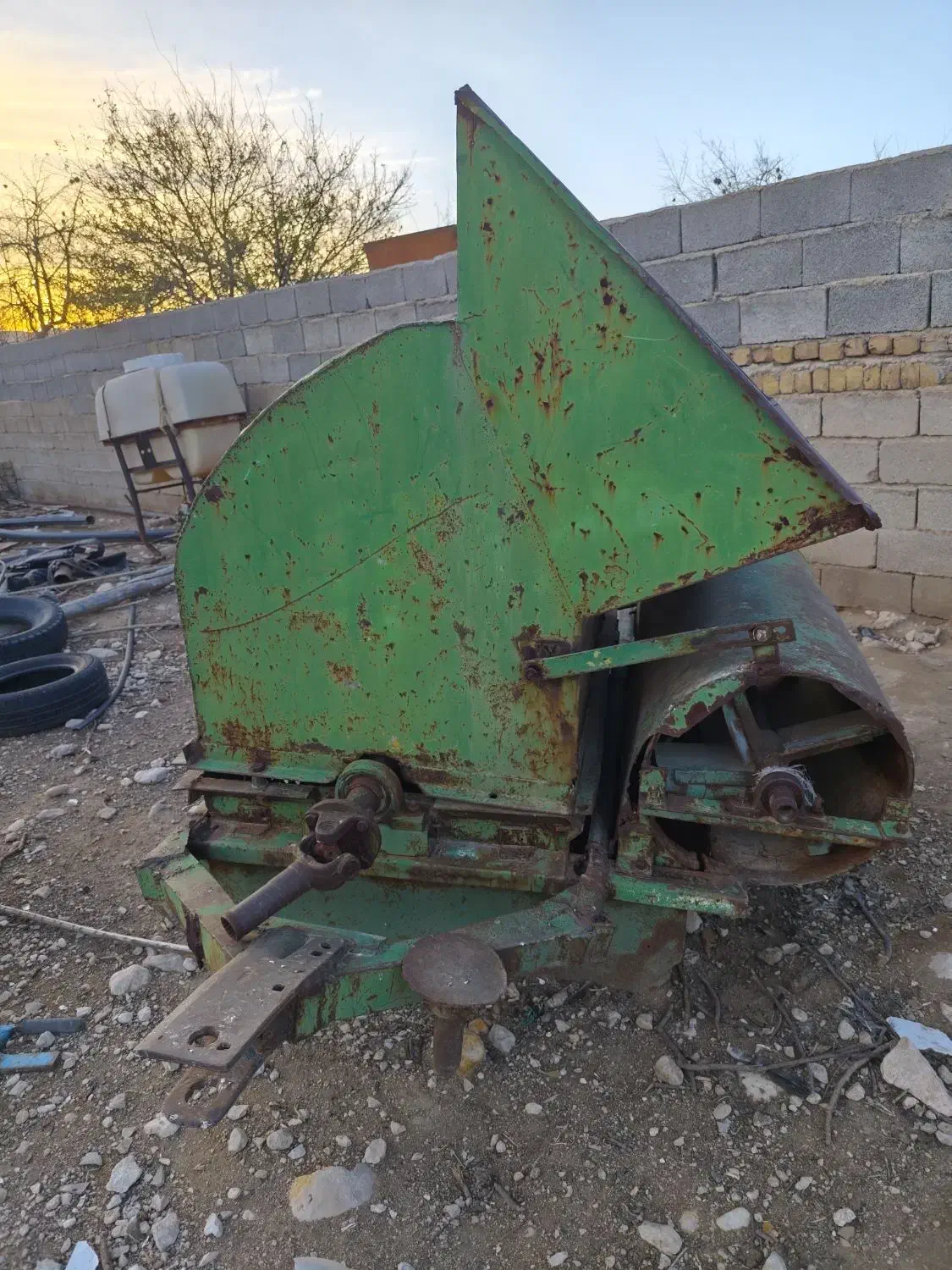 ادوات تراکتور|ماشین‌آلات صنعتی|شیراز, بید زرد|دیوار